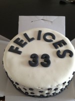 Tarta de Flores negra y blanca  PRECIO : 40€